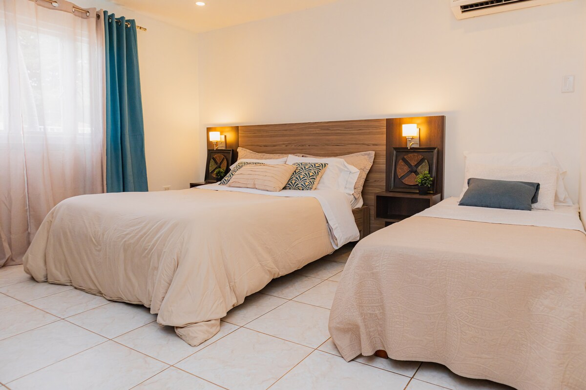 „Naša izba s moderným dizajnom a starostlivo vybranými detailmi kombinuje pohodlie a štýl.“