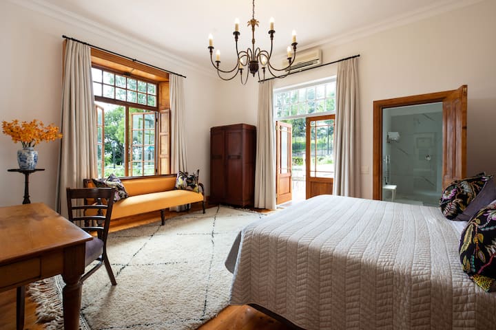 Viva Suite (Room 2) - King XL bed - En Suite 