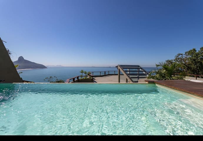 Mansão fascinante com vista para o mar no Joá