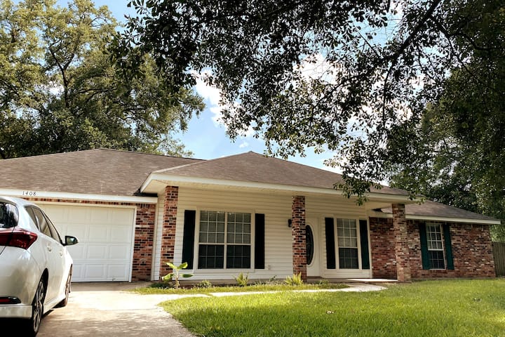 ☺The Perfect Family Home - King Bed, Large Yard ☺