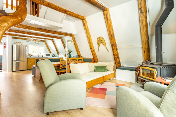 Mid-century 70s A-frame With Wood Fire & Hot Tub - Harrison Hot Springs