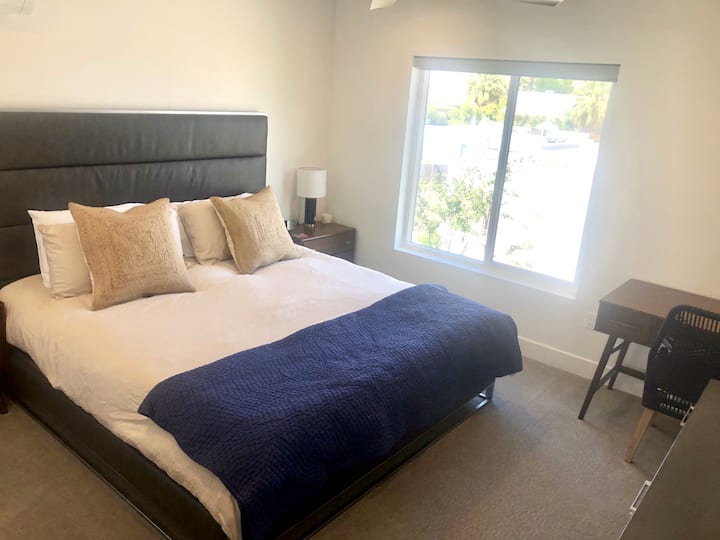 3e chambre avec lit King Size et salle de bain attenante et vue qui sont également privées. Cette pièce dispose également d'un petit bureau et d'un moniteur pour le télétravail. La salle de bain attenante dispose d'un placard à eau, d'un grand comptoir d'évier et d'une grande douche.