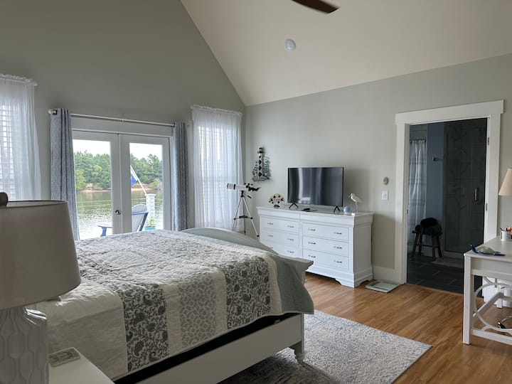 ในช่วงหลายปีที่ผ่านมาผู้เข้าพักได้ให้คำแนะนำเล็กน้อยเกี่ยวกับการเพิ่มบ้านของเรา  ในห้องนี้เราเพิ่มผ้าม่านเข้ากับประตูฝรั่งเศสที่สามารถปิดได้ในตอนเย็นเพื่อป้องกันแสงแดดยามเช้า  เราชอบดูเรือนำทางไปตามลำห้วยมากกว่า
