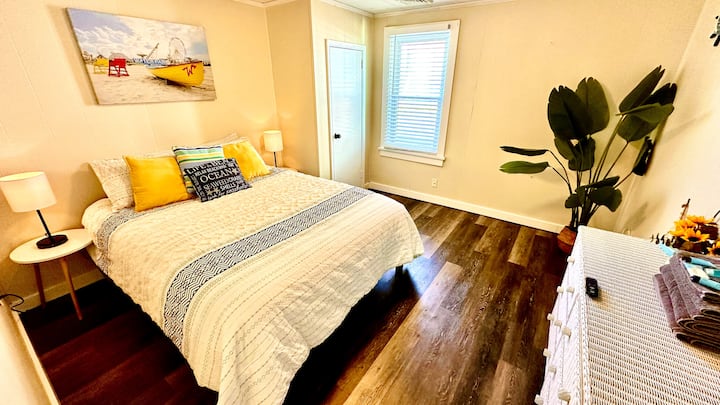 Bedroom 1: Luxurious queen bed and high-definition TV for ultimate comfort and entertainment