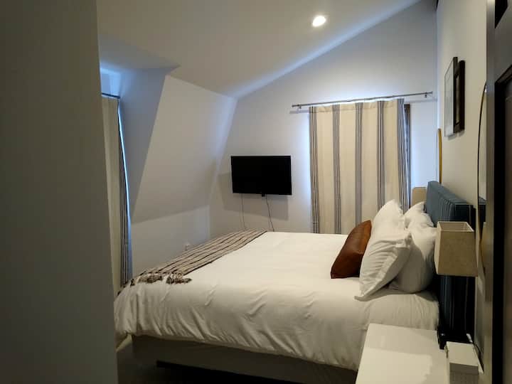 Upstairs bedroom 1, with SmartTV, and king bed.