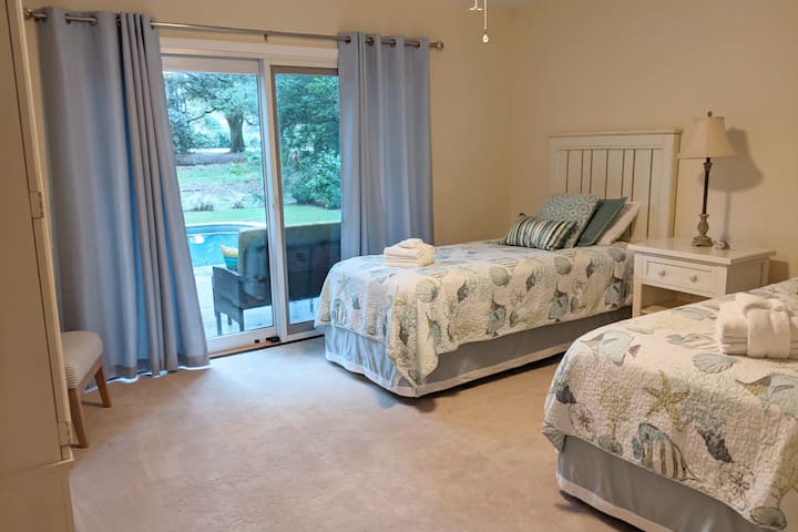 Third bedroom with two twin beds and access to back yard and pool 