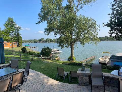 Beautiful Lakehouse sleeps 12 Boat/Pets/HotTub/Ski