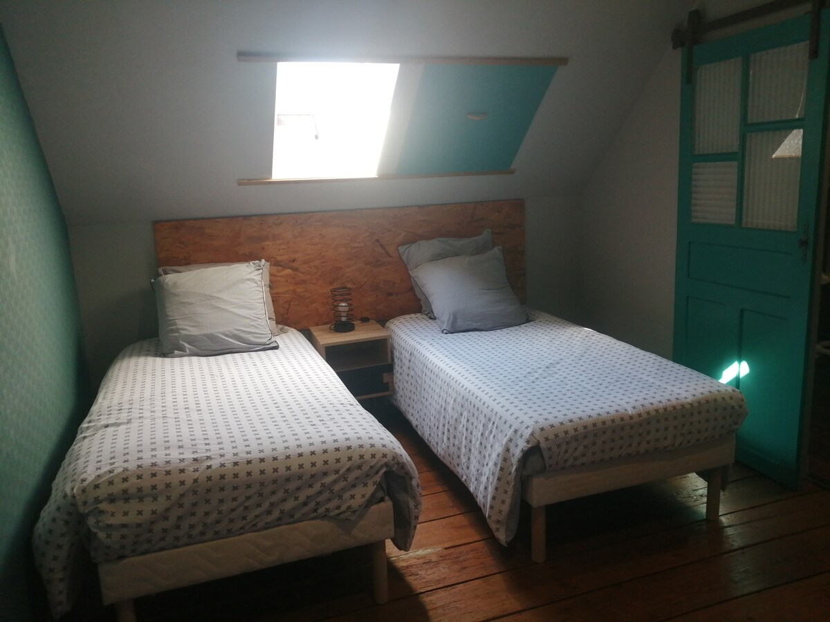 От страната за спане ще имате две единични легла x90 с много добри твърди матраци за добър спокоен сън след красив ден на открито или туризъм.