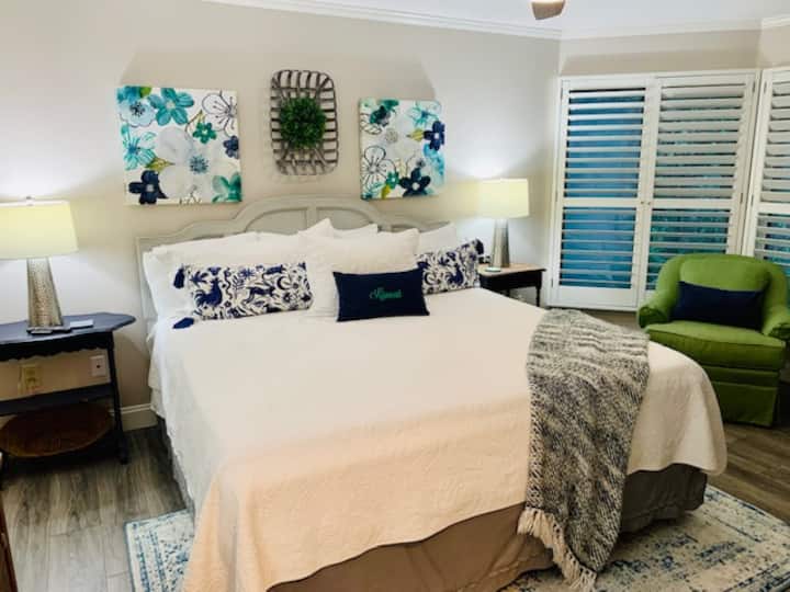 Chumba cha kulala cha msingi kilicho na kitanda cha ukubwa wa king na sehemu ya kusomea karibu na madirisha ya mashamba. Sakafu zote mpya za Pergo zimewekwa katika chumba cha kulala cha msingi mwezi wa Septemba 2022!