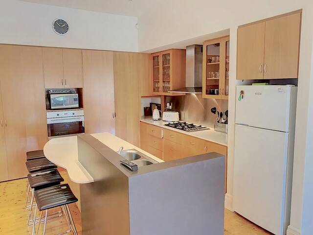 ElwoodPeriodFamily 4bedroomHugeYard+ beach/village gallery image 3