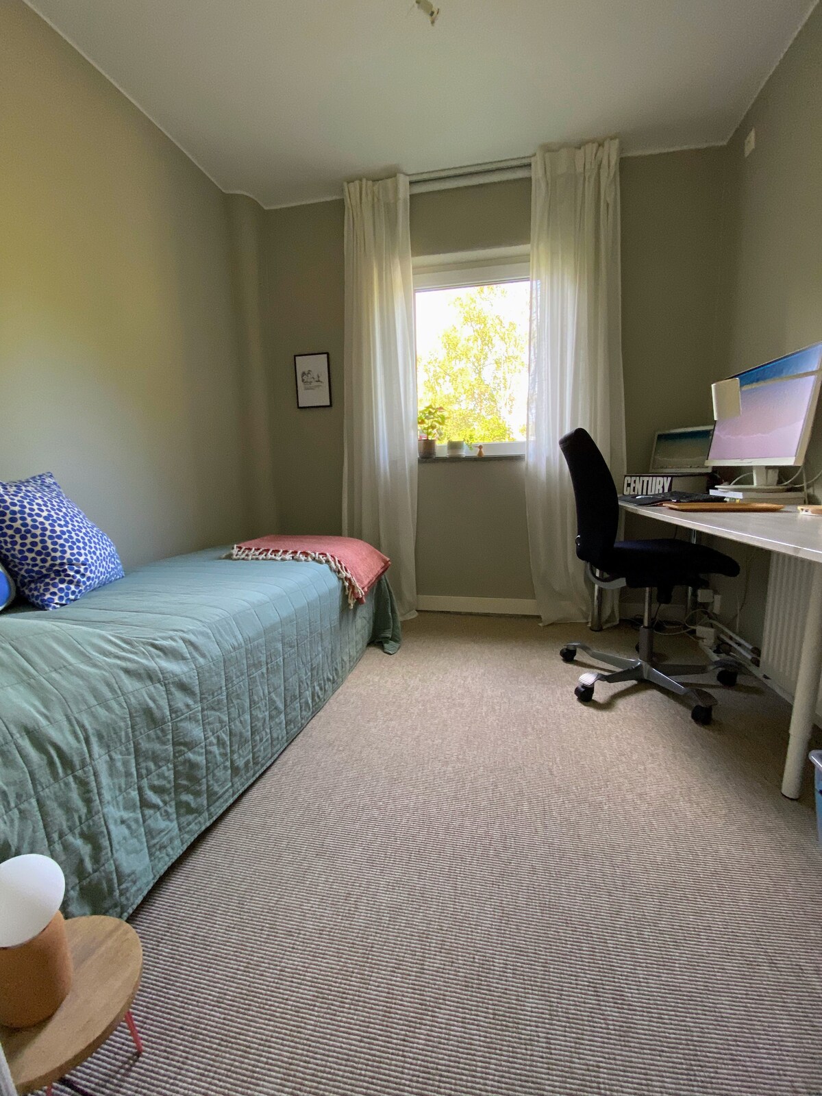 Гостинска соба и канцелариски простор.