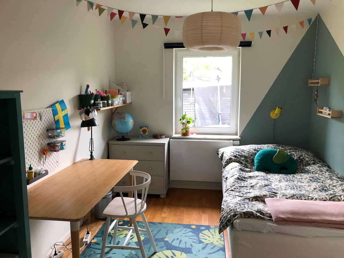 Еднокреветна соба (одлична за деца како што можете да видите!)