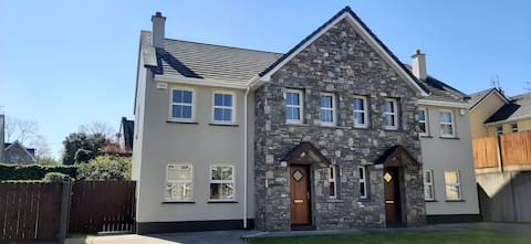 Free pool/ Family friendly home 3 min walk to town