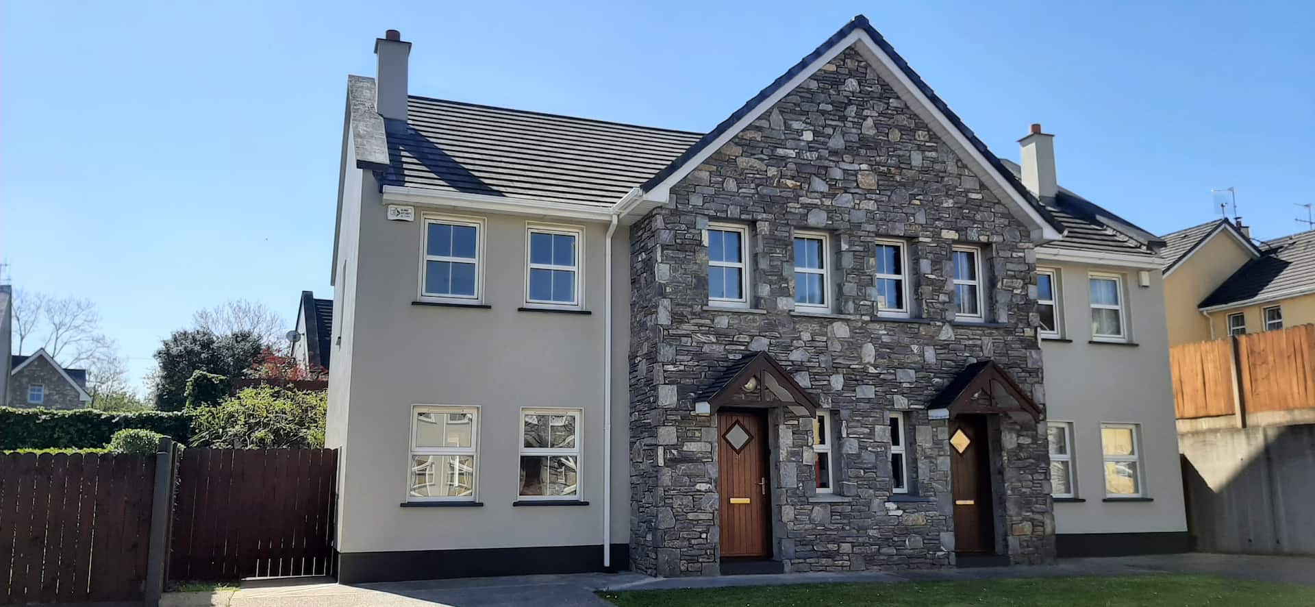 Free pool/ Family friendly home 3 min walk to town