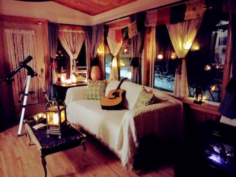 Historic Red Roof Cottage: Classic VT Near Skiing