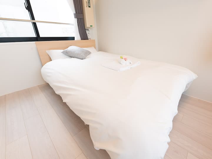 Користиме хотелски кревети и чаршафи за да може удобно да спиете.