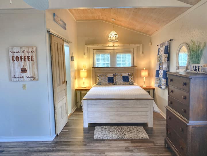 Cottage chambre ; le lit est une reine.