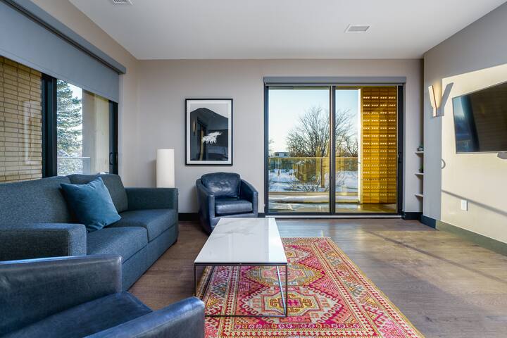 Stylish Getaway w/ Balcony & Scenic Mountain Views