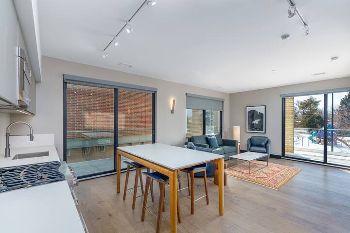 Stylish Getaway w/ Balcony & Scenic Mountain Views gallery image 4