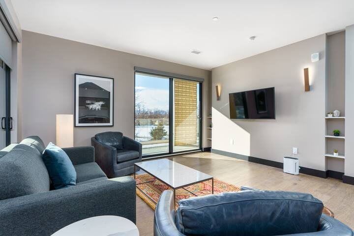 Stylish Getaway w/ Balcony & Scenic Mountain Views gallery image 3