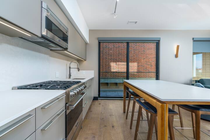 Stylish Getaway w/ Balcony & Scenic Mountain Views gallery image 5