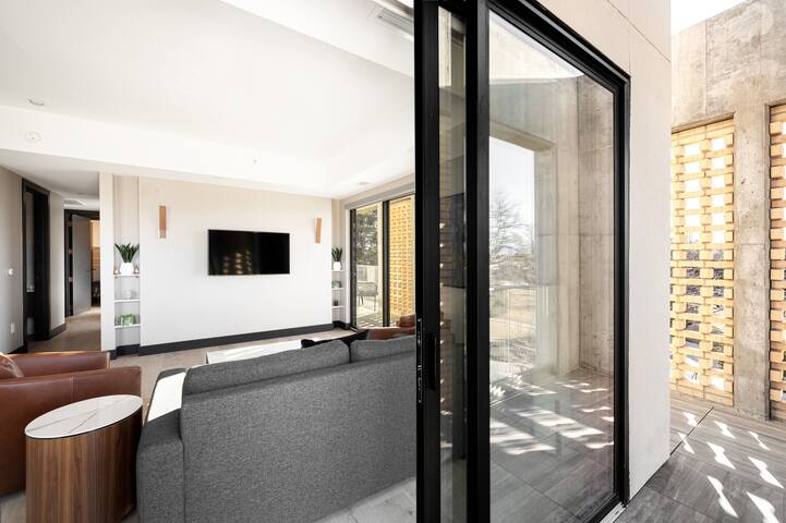 Sleek Tennyson St Flat w/ Balcony & Views gallery image 4