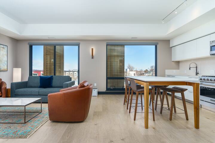 Sleek Tennyson St Flat w/ Balcony & Views gallery image 2