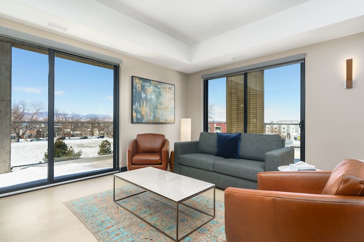 Sleek Tennyson St Flat w/ Balcony & Views