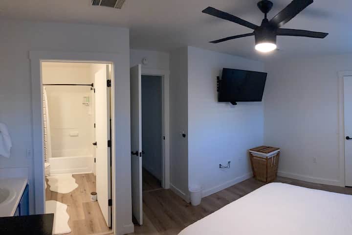 Პირდაპირ სააბაზანოში შესასვლელი საძინებლიდან 1.