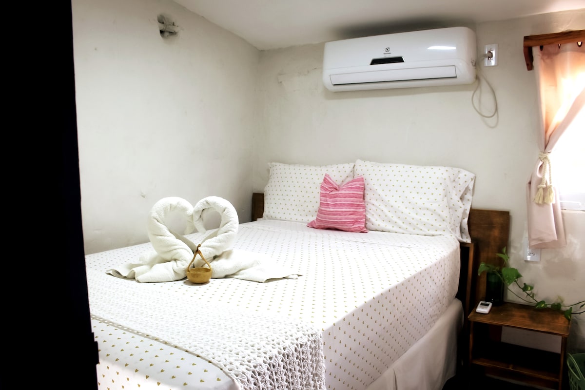Quarto de casal, com uma cama de casal e ar-condicionado. 

O quarto de hóspedes tem uma cama completa e ar condicionado.
