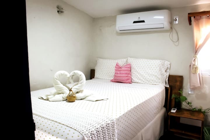Quarto de casal, com uma cama de casal e ar-condicionado. 

O quarto de hóspedes tem uma cama completa e ar condicionado.