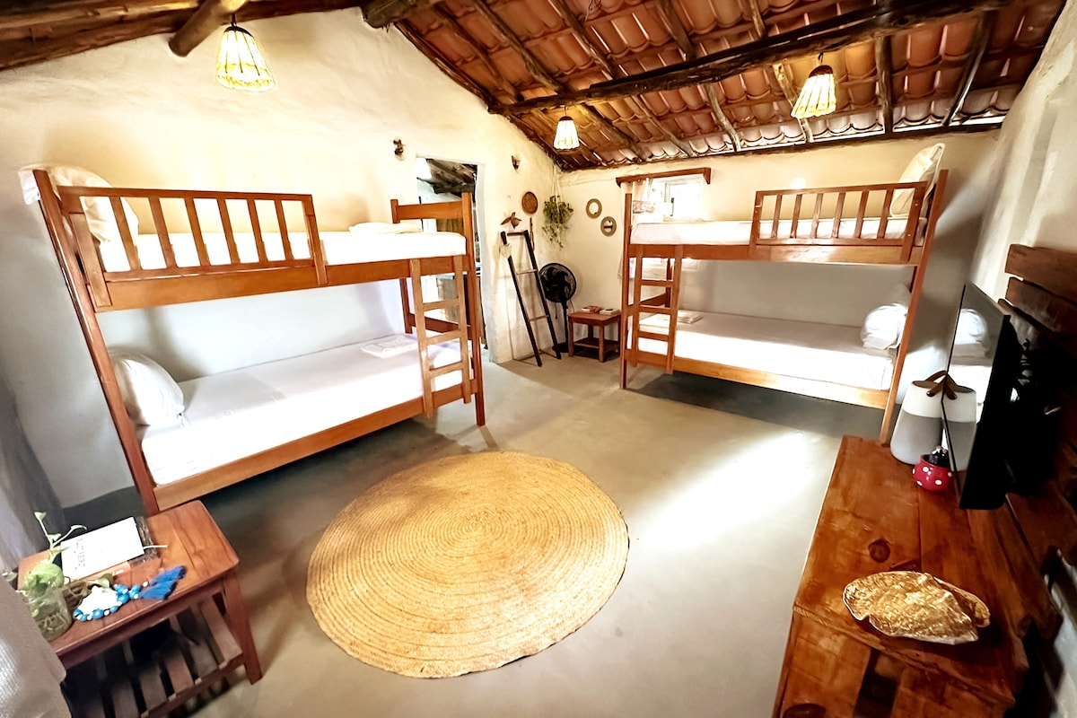 A sala tem dois beliches e espaço para montar varais de redes de dormir. Também tem ventilador e uma TV.

A sala tem 2 beliches e espaço para várias redes. Ele também possui um ventilador de parede e TV.