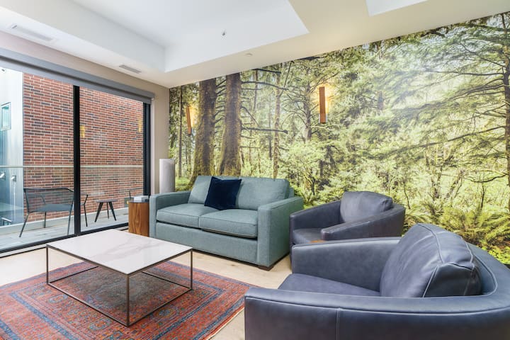 Modern & Luxe Flat on Trendy Tennyson Street