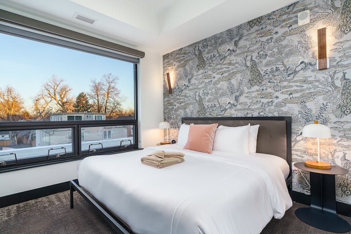 Beautiful Bedroom w/ Casper Mattress & Pillows