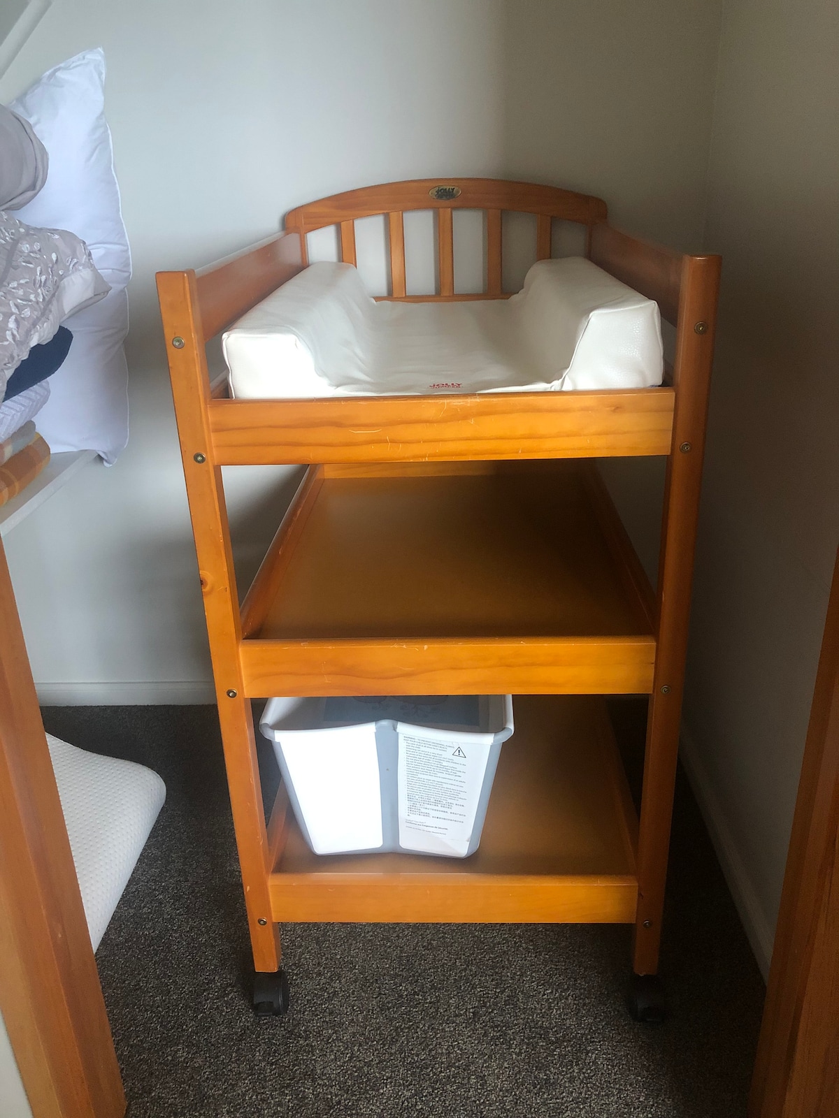 Stol za presvlačenje za bebe, na raspolaganju je i stolica za hranjenje