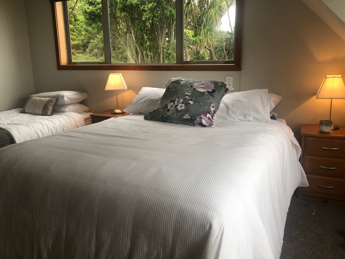 Spavaća soba 1, bračni krevet (160x200) i bračni krevet (180x200). Uključuje garderobu i vlastitu kupaonicu