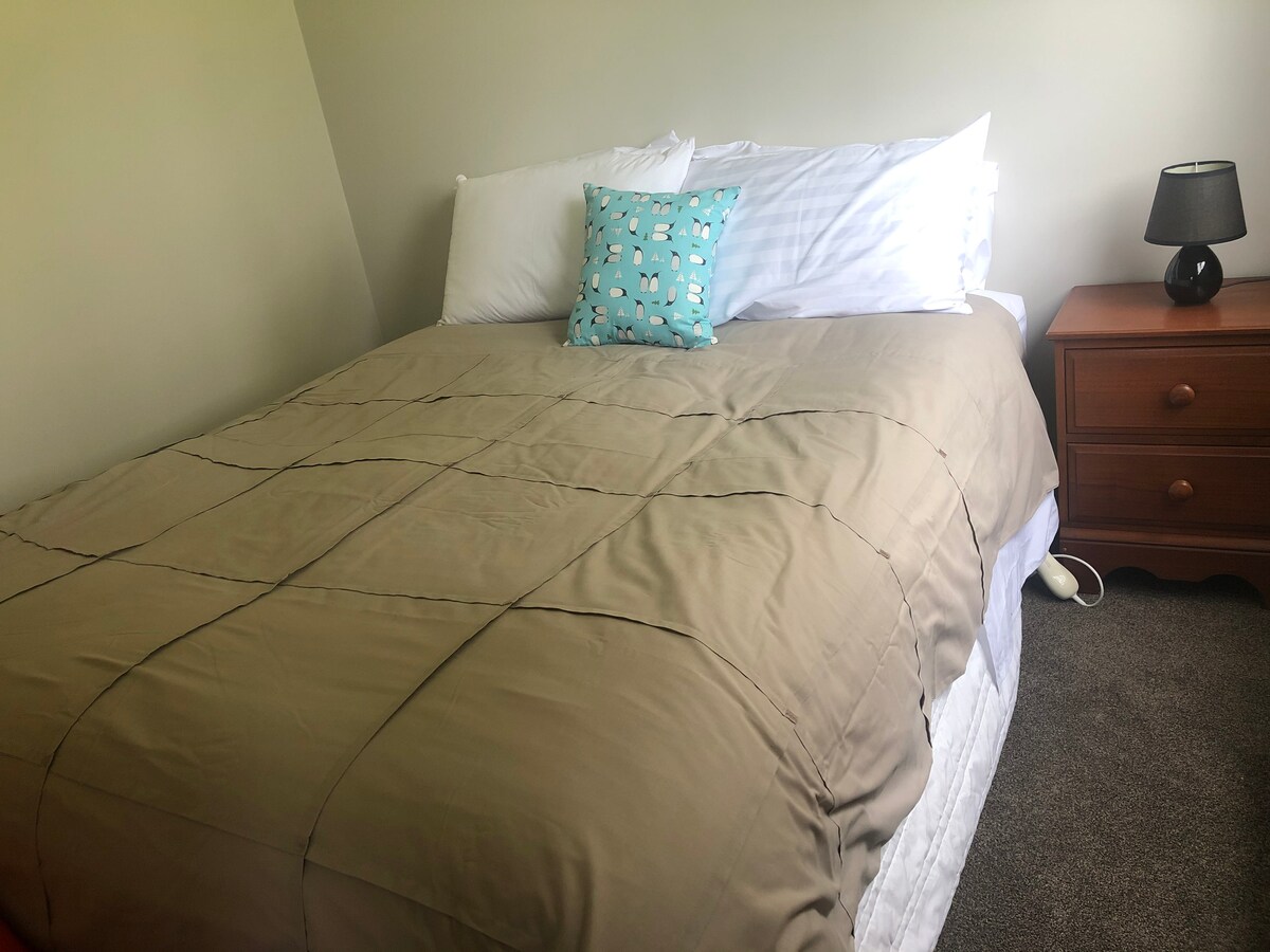 Spavaća soba u prizemlju, bračni krevet (1,6x2)