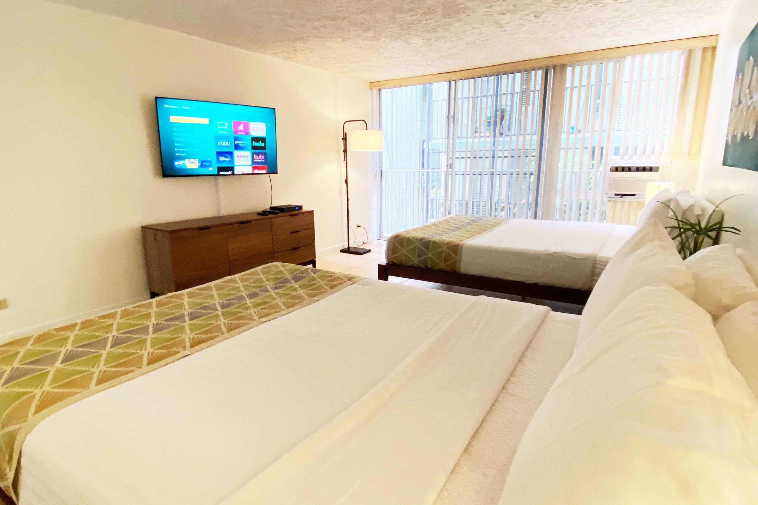 Condo in Honolulu · ★4.72 · 1 bedroom · 3 beds · 1 private bath - Image 14