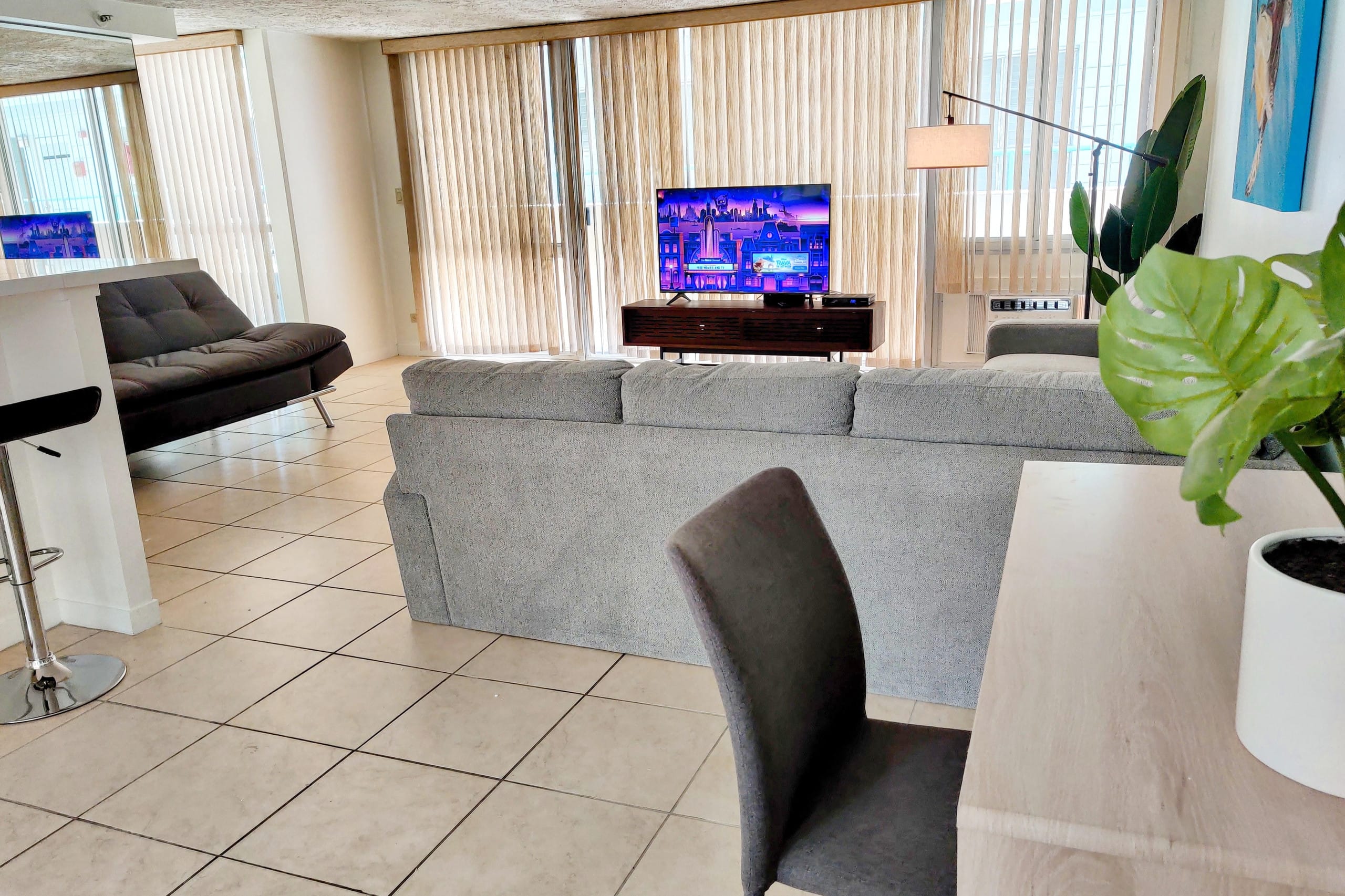 Condo in Honolulu · ★4.72 · 1 bedroom · 3 beds · 1 private bath - Image 5