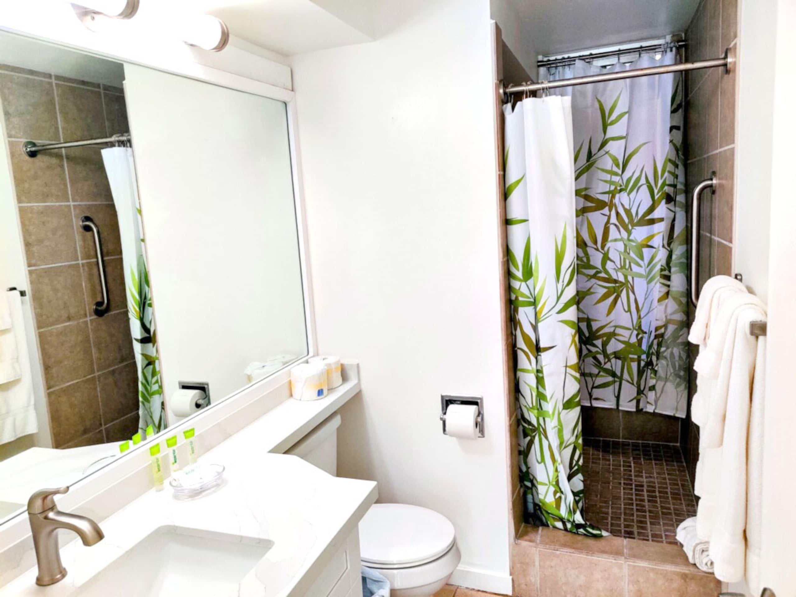 Condo in Honolulu · ★4.72 · 1 bedroom · 3 beds · 1 private bath - Image 17