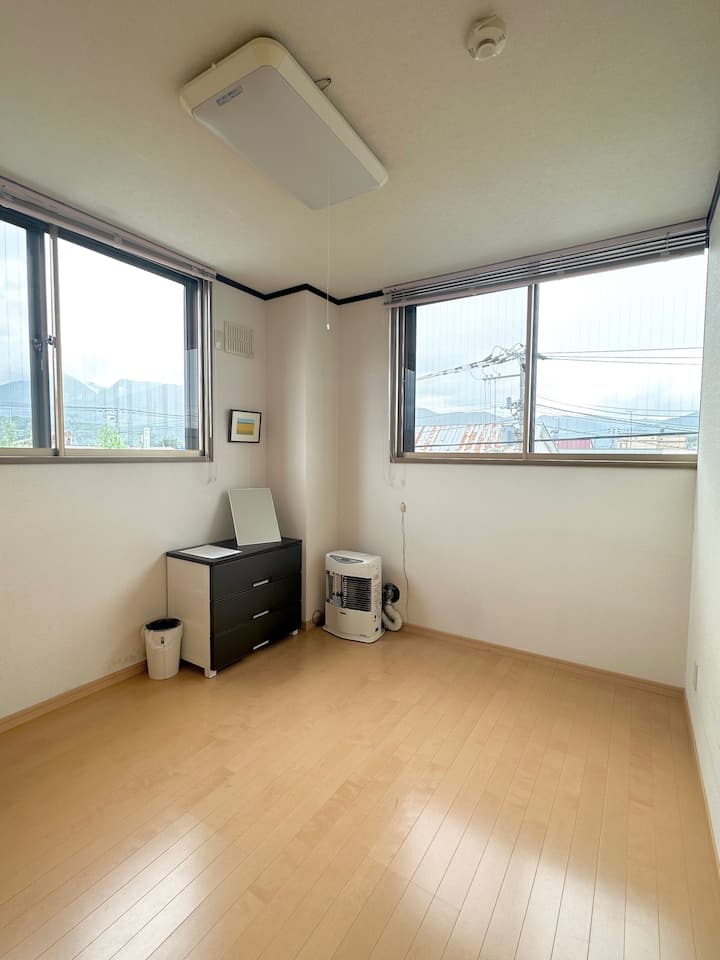 [Futon room 2] ყველა ოთახს აქვს ფანჯრები, რომლებიც მთებს გადაჰყურებს.
