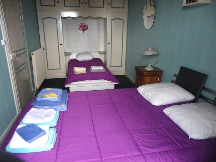 חדר השינה עם מיטה 140 ומיטה 90, הארונות הרבים והטלוויזיה 
הנוף המרהיב הזה
בכל השכרה , אנחנו מספקים לכם מצעים , שמיכות פוך ומארזים, כמו גם שתי מגבות וכפפה אחת לכל אדם