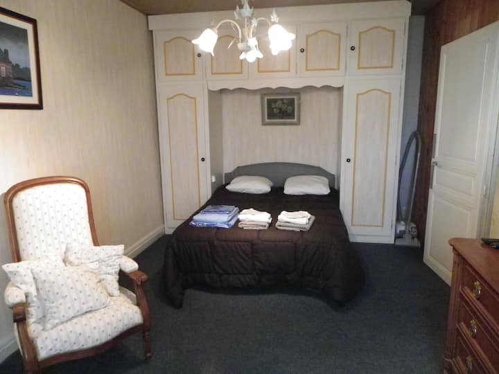 חדר השינה הגדול עם מיטה 140, אזורי האחסון הרבים שלו, כורסה שתכין אתכם לקריאה תוך כדי צפייה בים או צפייה בטלוויזיה