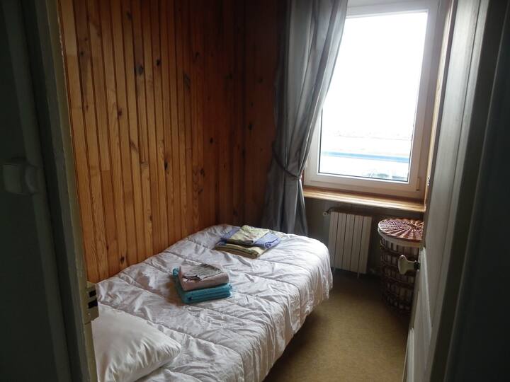 חדר השינה הקטן עם 90 המיטות שלו, כל המיטה והאמבטיה הנחוצות ותמיד הנוף עוצר הנשימה הזה