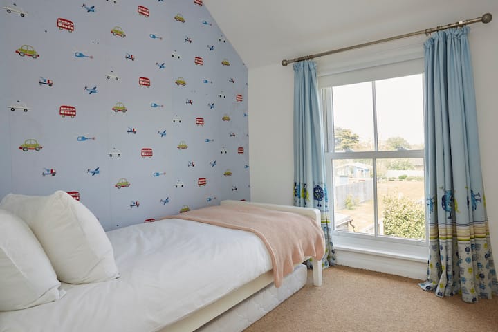 Single Bedroom with views over the garden