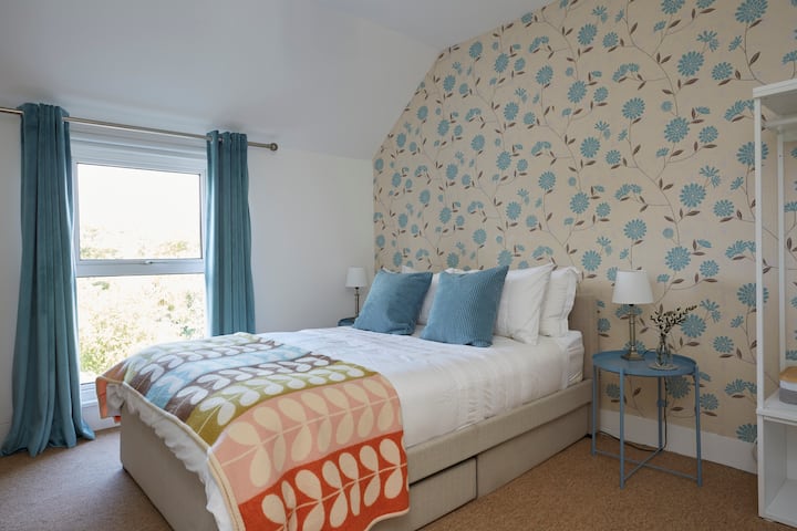 Double Bedroom with views onto the back garden.