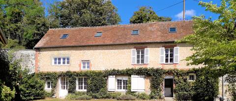 Large renovated house, 1 hour from Paris, on the banks of the Seine