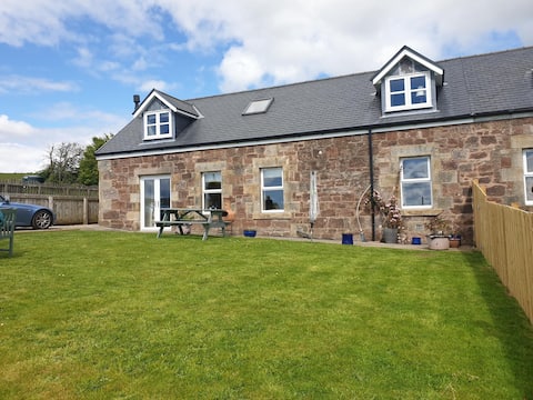 2 bedroom renovated barn with sea views