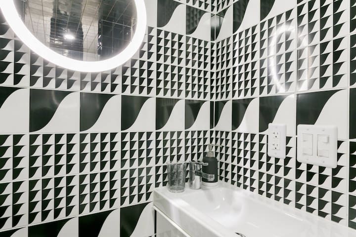 Mod 2 Story, 2 Balconies, Park View in Silver Lake