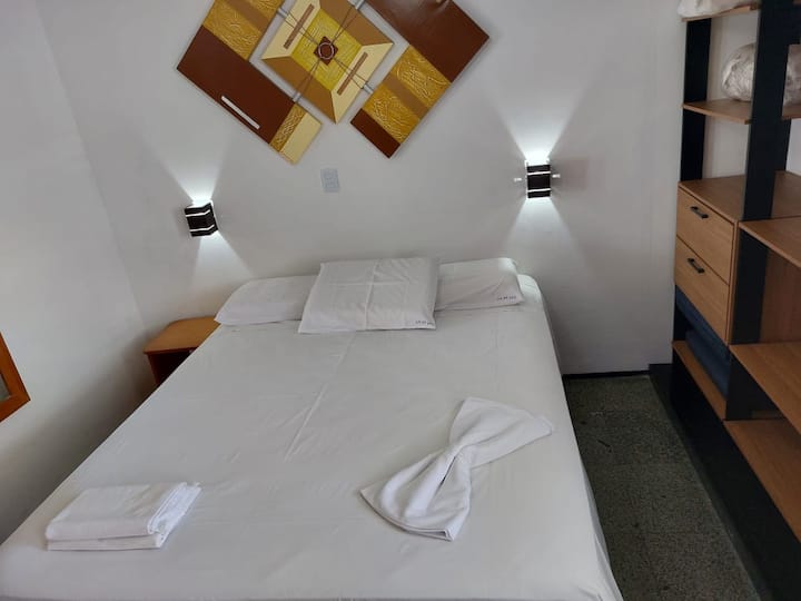 غرفة نوم مع سرير بحجم كبير وخزانة ملابس مع ستارة مظلمة وملاءات آمنة. 